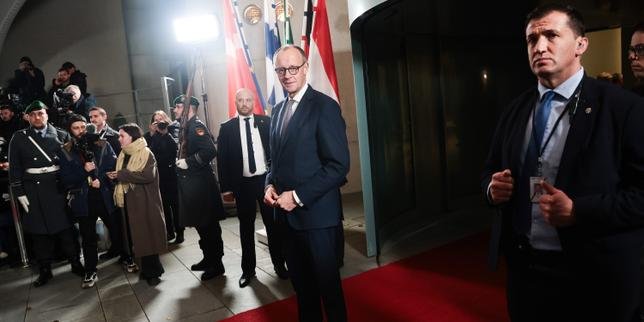 Négociations sur l’Ukraine : le sommet de Berlin consacre le rôle central du chancelier allemand, Friedrich Merz 3 Le chancelier allemand Friedrich Merz discutant avec les autres leaders à Berlin.