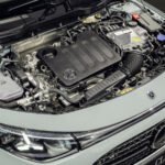 Voiture électrique en marche sur une route sereine