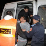 Un policier en train de fouiller un suspect.