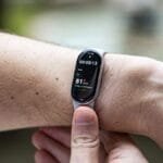 Un bracelet connecté Xiaomi Smart Band 10 avec un écran lumineux et un design élégant.