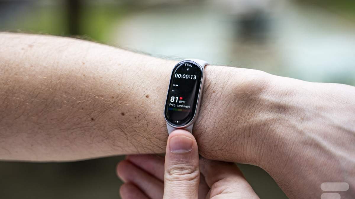 Un bracelet connecté Xiaomi Smart Band 10 avec un écran lumineux et un design élégant.