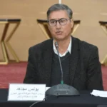 صورة لشخص يرتدي قميصًا مع شعار مهرجان الفيلم والهجرة.