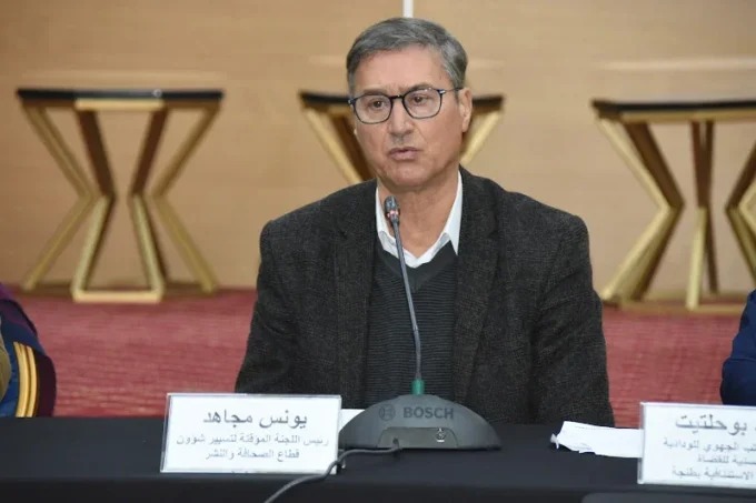 صورة لشخص يرتدي قميصًا مع شعار مهرجان الفيلم والهجرة.