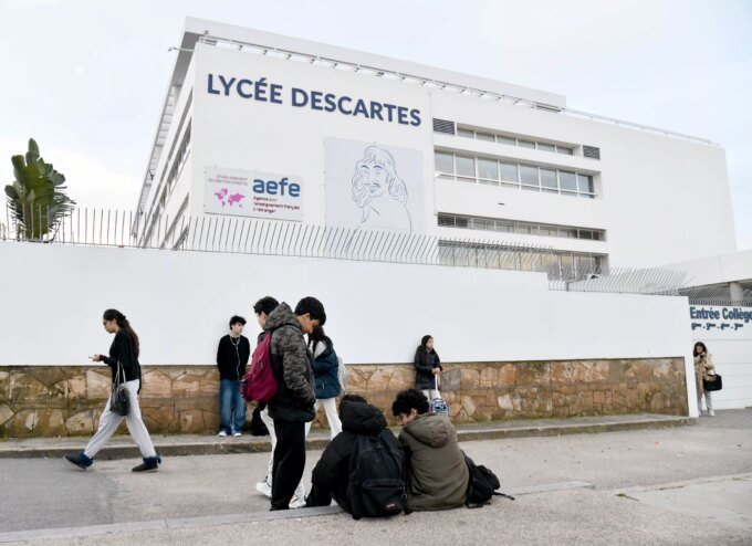 Des parents d'élèves manifestent devant le lycée Descartes (AEFE) à Rabat, en janvier 2026, pour protester contre la hausse des frais de scolarité.