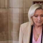 Marine Le Pen à la sortie du tribunal de Paris lors de son procès en appel pour l'affaire des assistants parlementaires du Rassemblement National.