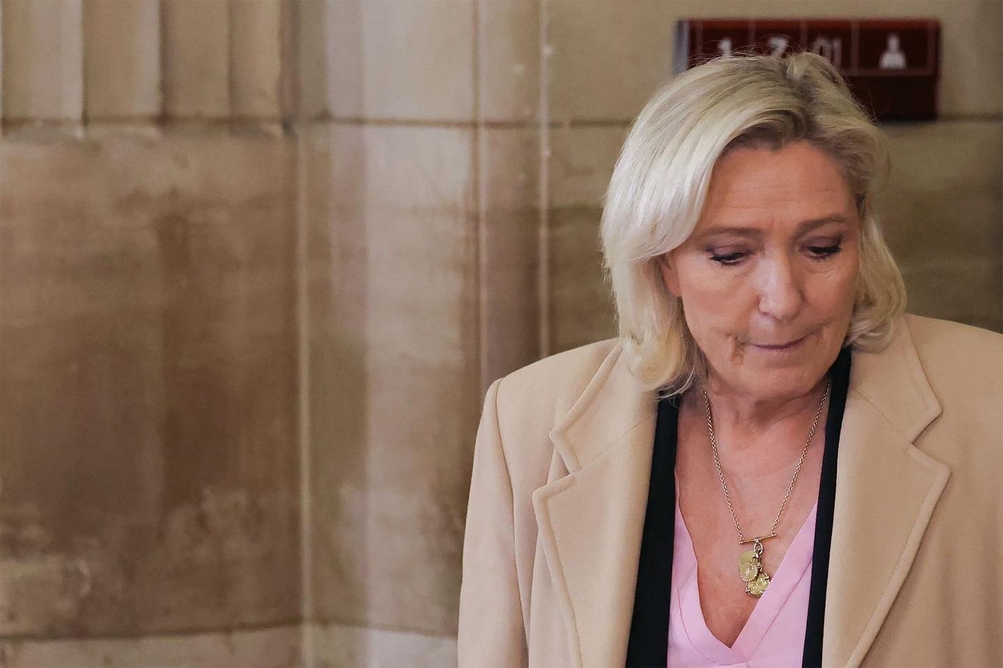 Marine Le Pen à la sortie du tribunal de Paris lors de son procès en appel pour l'affaire des assistants parlementaires du Rassemblement National.