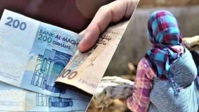 Maroc: L'Aide Sociale Directe S'Accélère, Près de 390 000 Veuves Soutenues 12 Femme marocaine souriante recevant une aide financière, symbolisant le programme de protection sociale directe pour les veuves et les familles vulnérables au Maroc.