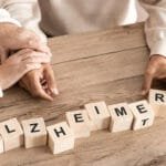 Une image représentant un cerveau avec des plaques amyloïdes