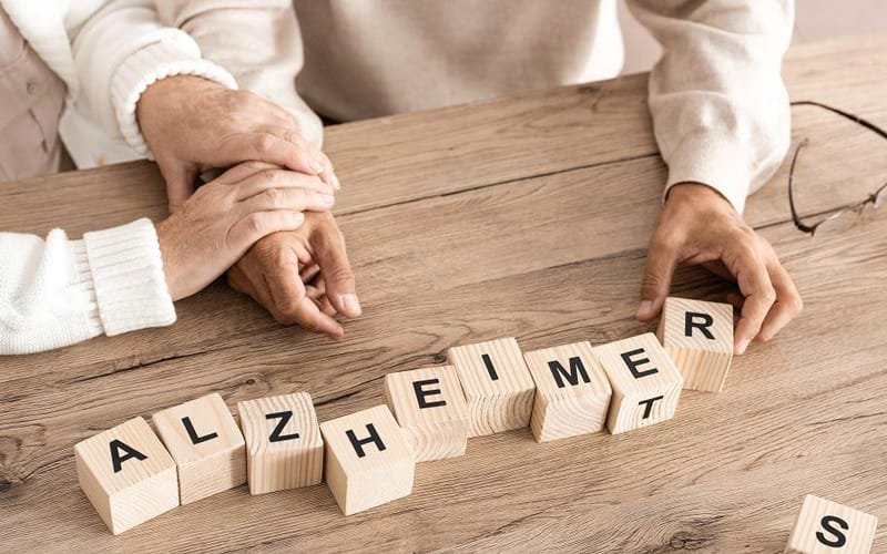 Une image représentant un cerveau avec des plaques amyloïdes