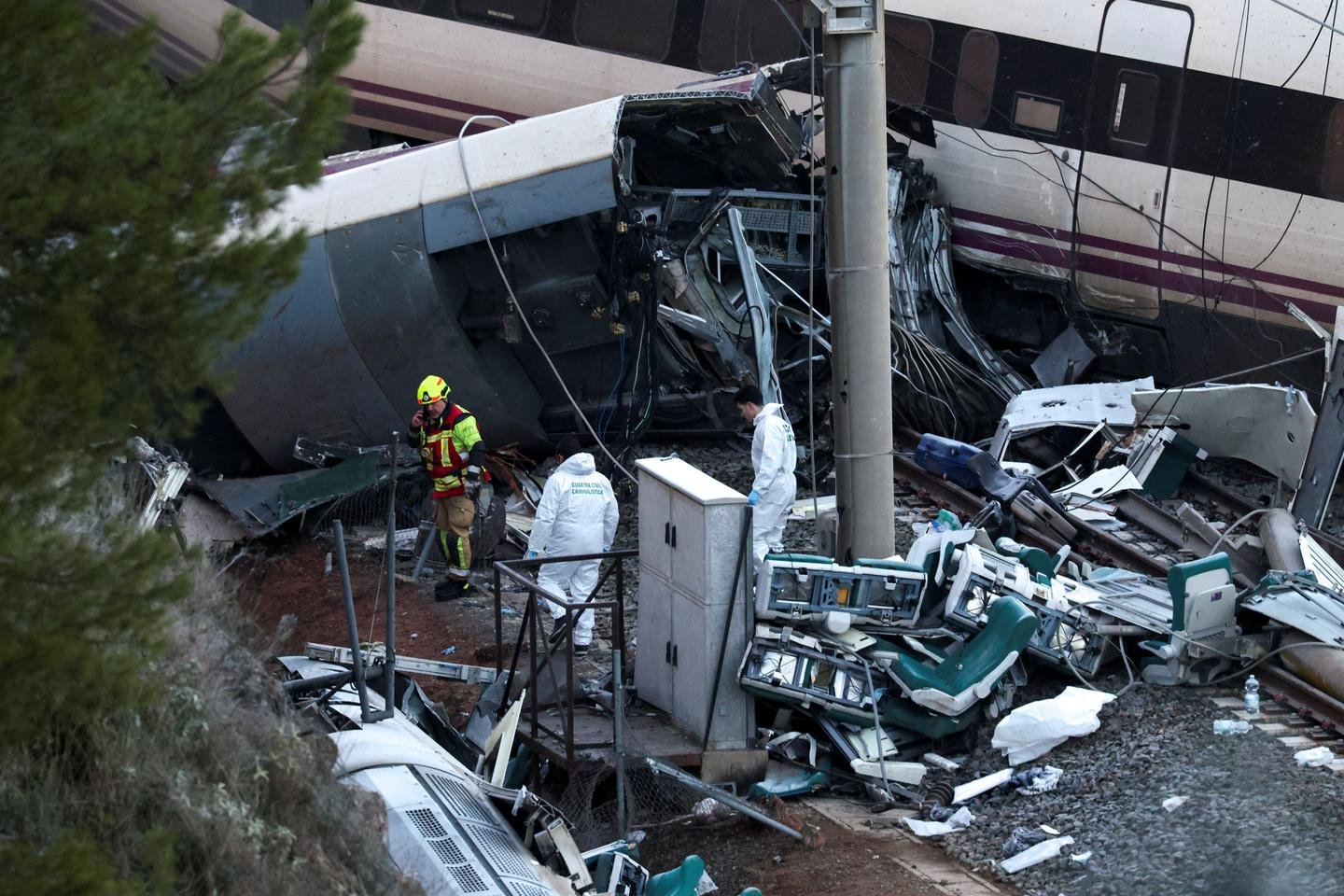 Vue aérienne du site de l'accident ferroviaire à Adamuz, près de Cordoue, montrant les wagons déformés et les équipes de secours en action le 19 janvier 2026.