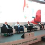 L'ANME Sonde les Aides Publiques à la Presse : Un Appel Retentissant à la Transparence et à l'Éthique 8 Représentation symbolique de la transparence dans les médias, avec des documents financiers et un micro de journaliste.