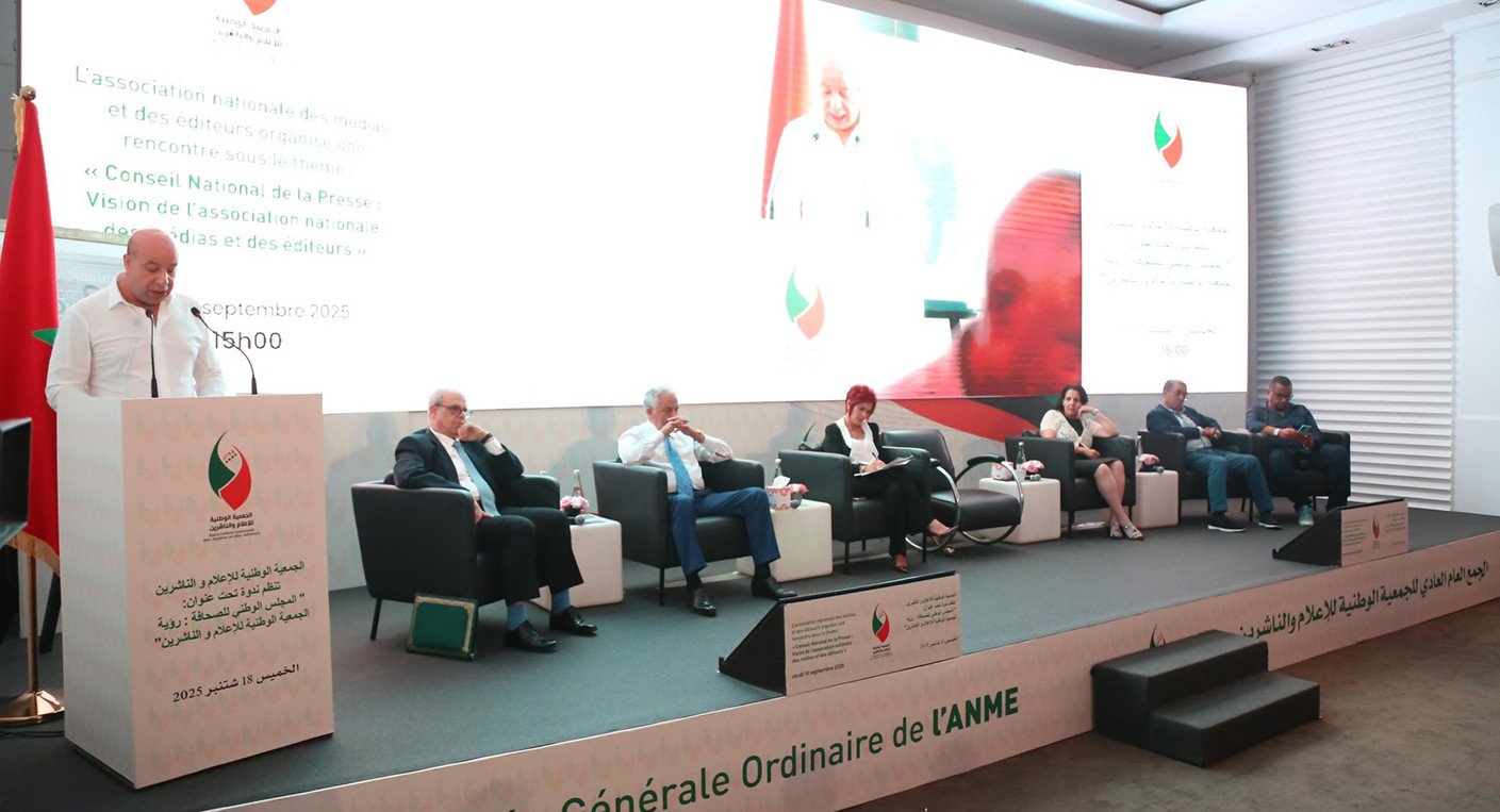 Représentation symbolique de la transparence dans les médias, avec des documents financiers et un micro de journaliste.