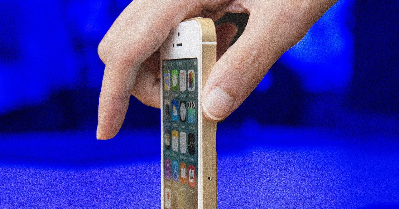 An old iPhone 5S displaying the iOS update screen, symbolizing Apple's continued support for legacy devices.