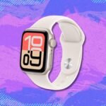 Apple Watch SE 3 (GPS, 40mm) in starlight and midnight aluminum cases with matching sport bands, displayed on a minimalist background.