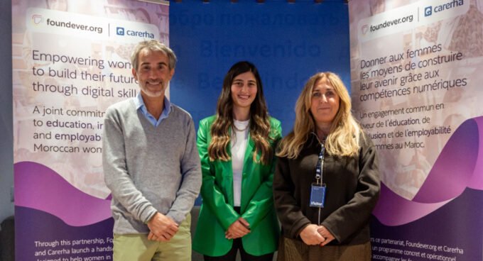 Femmes marocaines participant au programme Business Mama de Foundever.org et Carerha, apprenant des compétences digitales et entrepreneuriales.