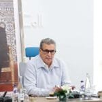 Aziz Akhannouch annonçant son retrait de la présidence du RNI lors d'une conférence de presse.