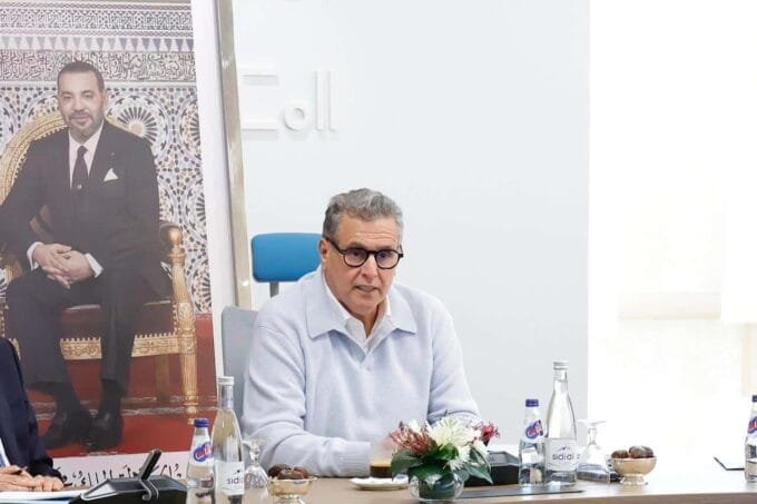 Aziz Akhannouch annonçant son retrait de la présidence du RNI lors d'une conférence de presse.