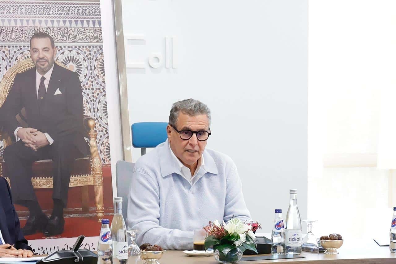 Séisme politique au RNI : Aziz Akhannouch cède sa place, la course à la succession s'intensifie 3 Aziz Akhannouch annonçant son retrait de la présidence du RNI lors d'une conférence de presse.