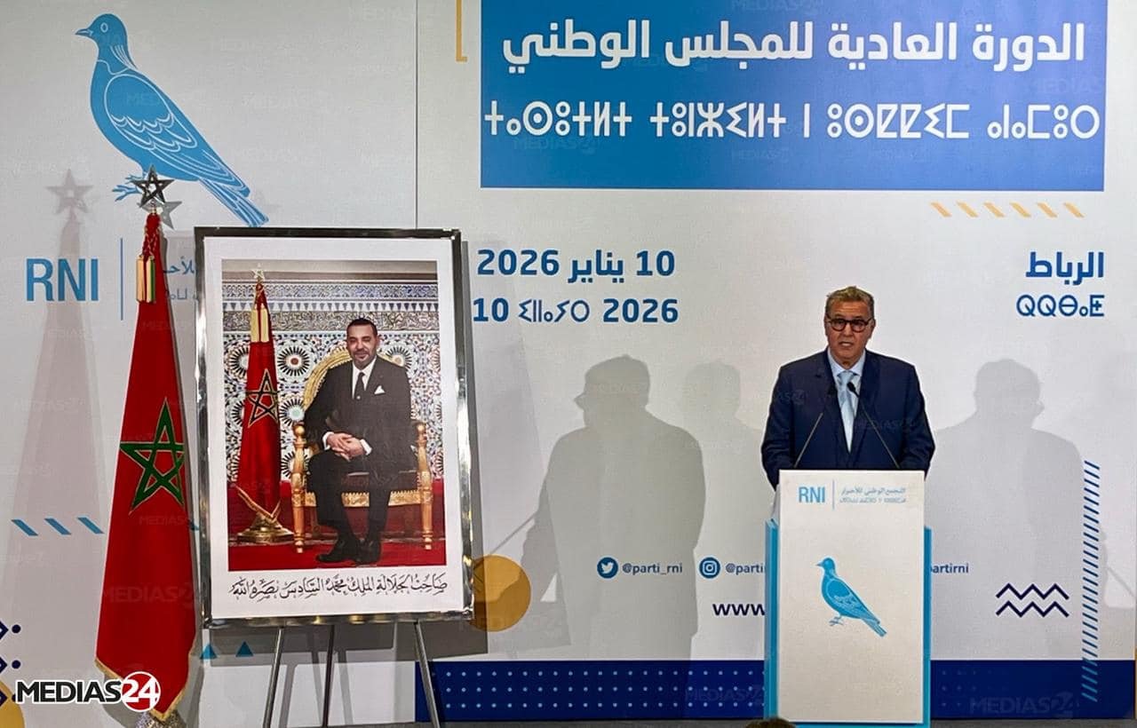 Aziz Akhannouch lors d'une allocution, symbolisant le passage de flambeau à la tête du RNI.