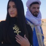 Bijoux à lèvre Ritersie inspirés des motifs de tatouage traditionnel marocain, portés par une femme.