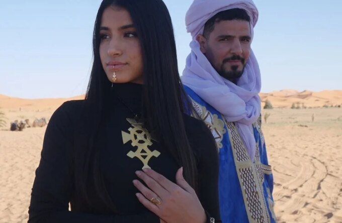 Bijoux à lèvre Ritersie inspirés des motifs de tatouage traditionnel marocain, portés par une femme.