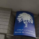 Graphique boursier montrant une tendance haussière à la Bourse de Casablanca, avec des flèches vertes symbolisant la croissance des indices MASI.