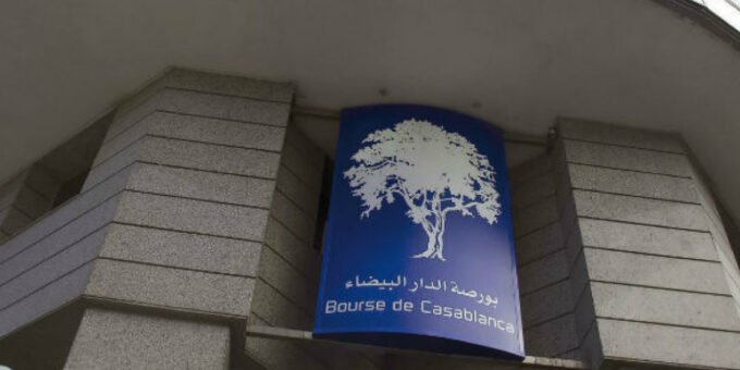 Graphique boursier montrant une tendance haussière à la Bourse de Casablanca, avec des flèches vertes symbolisant la croissance des indices MASI.