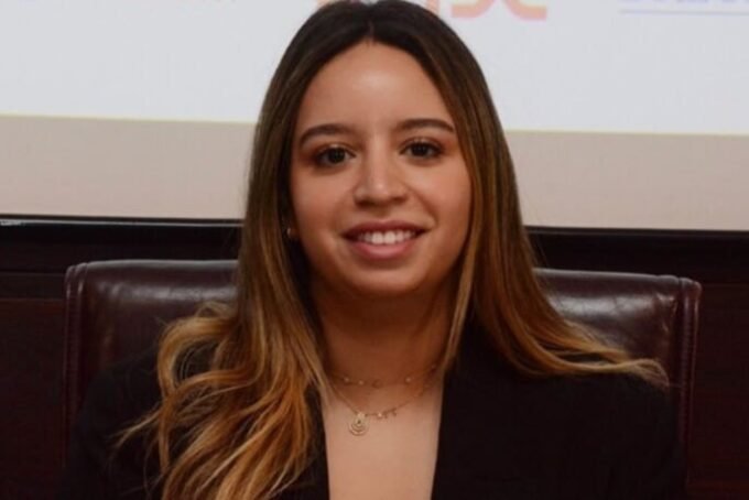 Khadija El Moussily, responsable Equity chez BMCE Capital Global Research, analysant le marché boursier de Casablanca.