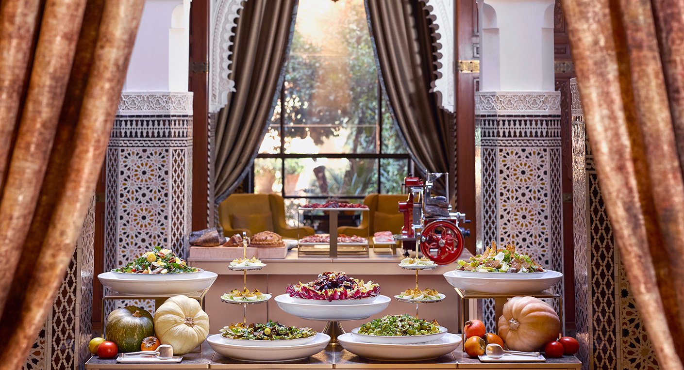Table de brunch somptueuse avec fruits de mer, fromages, viennoiseries et plats signatures d'Hélène Darroze au Royal Mansour Marrakech.