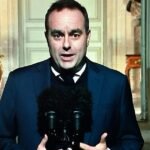 Sébastien Lecornu s'exprimant lors d'un discours à Matignon sur les négociations du budget 2026.