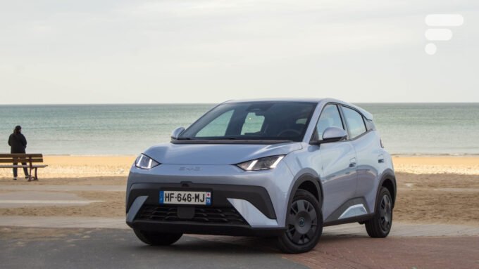 Véhicules BYD sur un cargo maritime, prêts pour l'exportation mondiale.