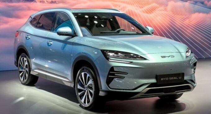 Un véhicule électrique BYD, potentiellement le Seal U PHEV, dans un showroom moderne d'Auto Nejma au Maroc, symbolisant le leadership de la marque dans la mobilité électrique.