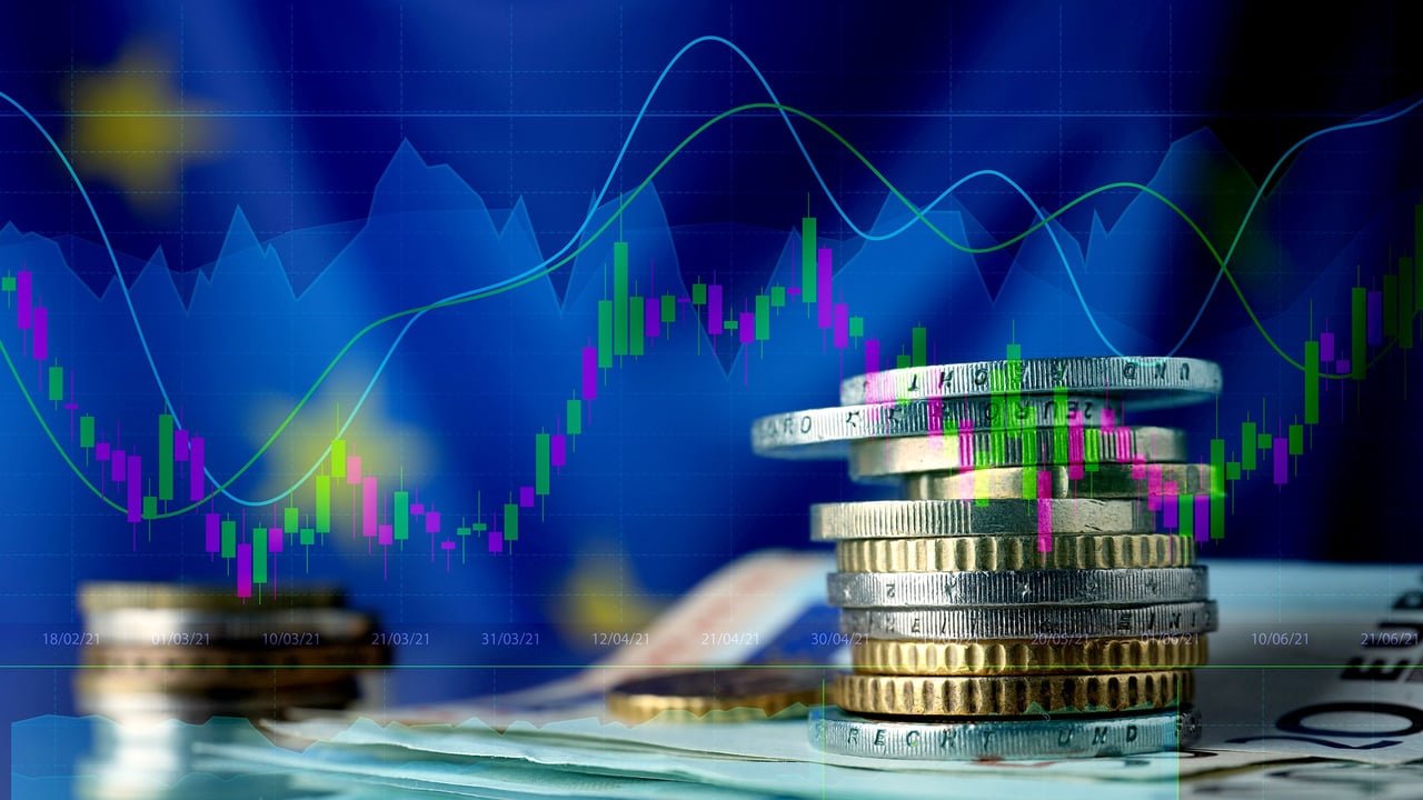 Le ministre camerounais des Finances, Louis Paul Motaze, souriant, symbolisant le succès de l'eurobond.