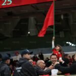 Vue panoramique d'un stade de football moderne au Maroc, illuminé lors d'un match de la CAN 2025, symbolisant le succès organisationnel du pays.