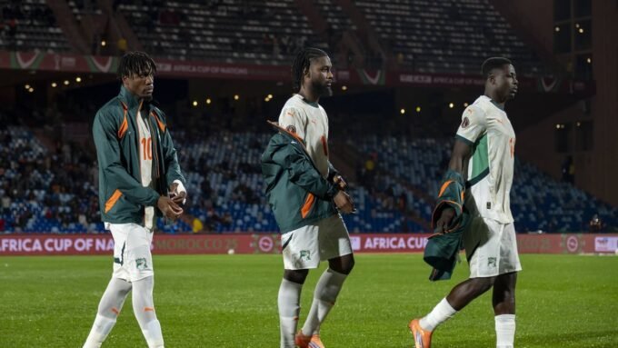 Les joueurs ivoiriens Wilfried Zaha, Jean-Philippe Krasso et Oumar Diakité lors du match entre le Gabon et la Côte d’Ivoire au Grand Stade de Marrakech, le 31 décembre 2025.