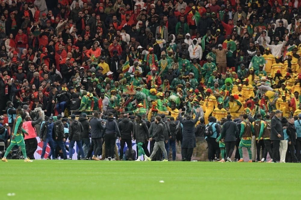 Le logo de la CAF sur un fond de terrain de football, symbolisant le verdict disciplinaire de la Coupe d'Afrique des Nations 2025.