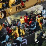 Des supporters sénégalais tentent d'envahir le terrain lors de la finale de la CAN 2025, créant une atmosphère tendue.