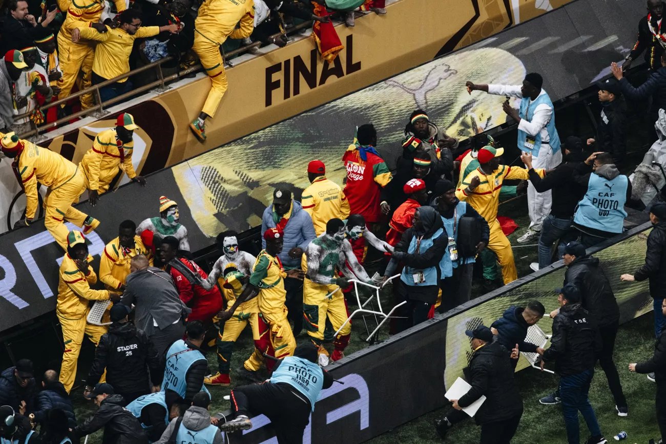 Des supporters sénégalais tentent d'envahir le terrain lors de la finale de la CAN 2025, créant une atmosphère tendue.