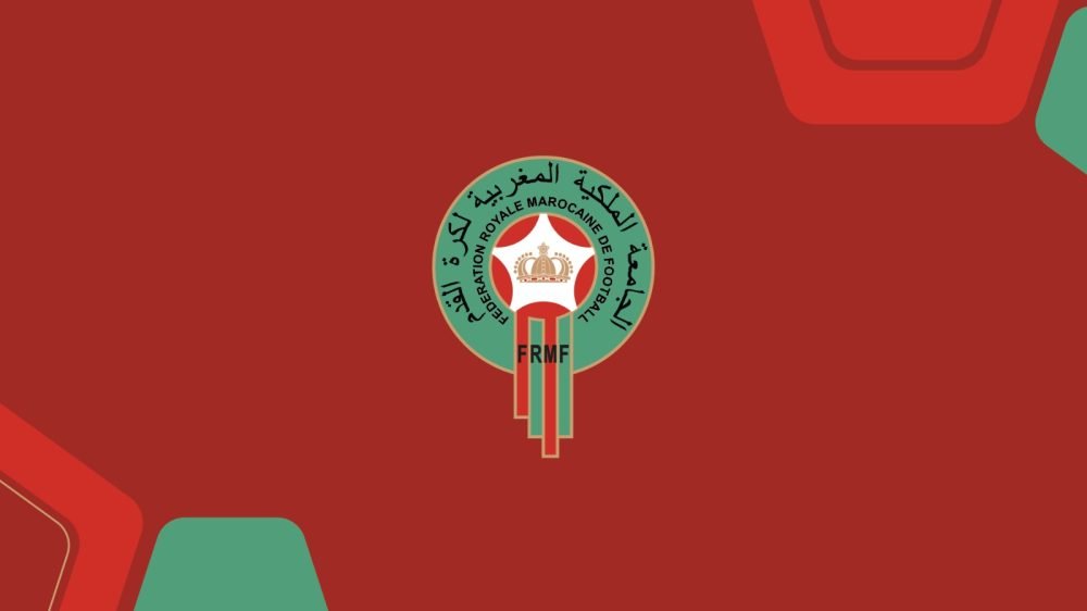 CAN 2025 : Le Retrait du Sénégal en Finale Déclenche une Crise Majeure et l'Intervention de la FRMF, la CAF et la FIFA 3 Joueurs de football et arbitre sur un terrain, symbolisant la tension et la controverse lors d'un match de la CAN 2025.