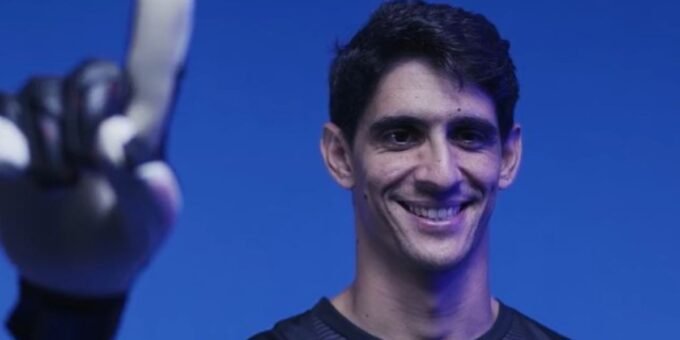 Walid Regragui, sélectionneur du Maroc, félicitant Yassine Bounou, gardien de but, après une victoire en Coupe d'Afrique des Nations.