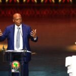 Patrice Motsepe, président de la Confédération Africaine de Football (CAF), s'exprimant lors d'une conférence de presse à Rabat.