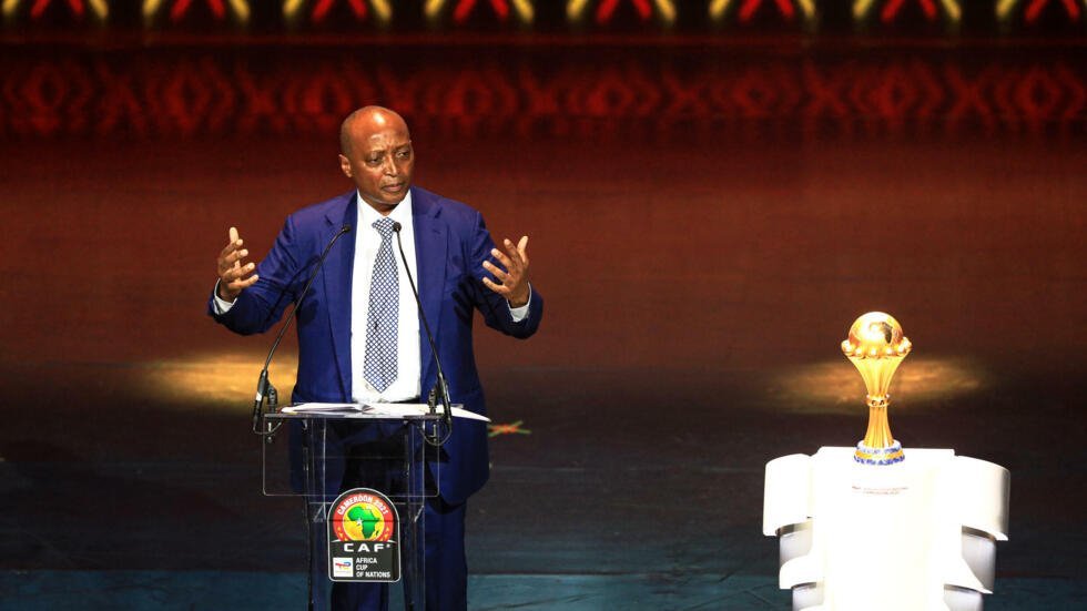 Patrice Motsepe, président de la Confédération Africaine de Football (CAF), s'exprimant lors d'une conférence de presse à Rabat.