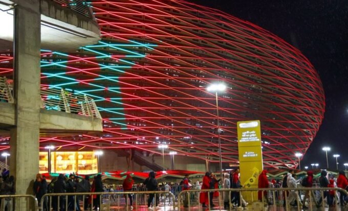 Vue aérienne d'un stade marocain moderne lors de la CAN 2025, symbolisant l'excellence organisationnelle.