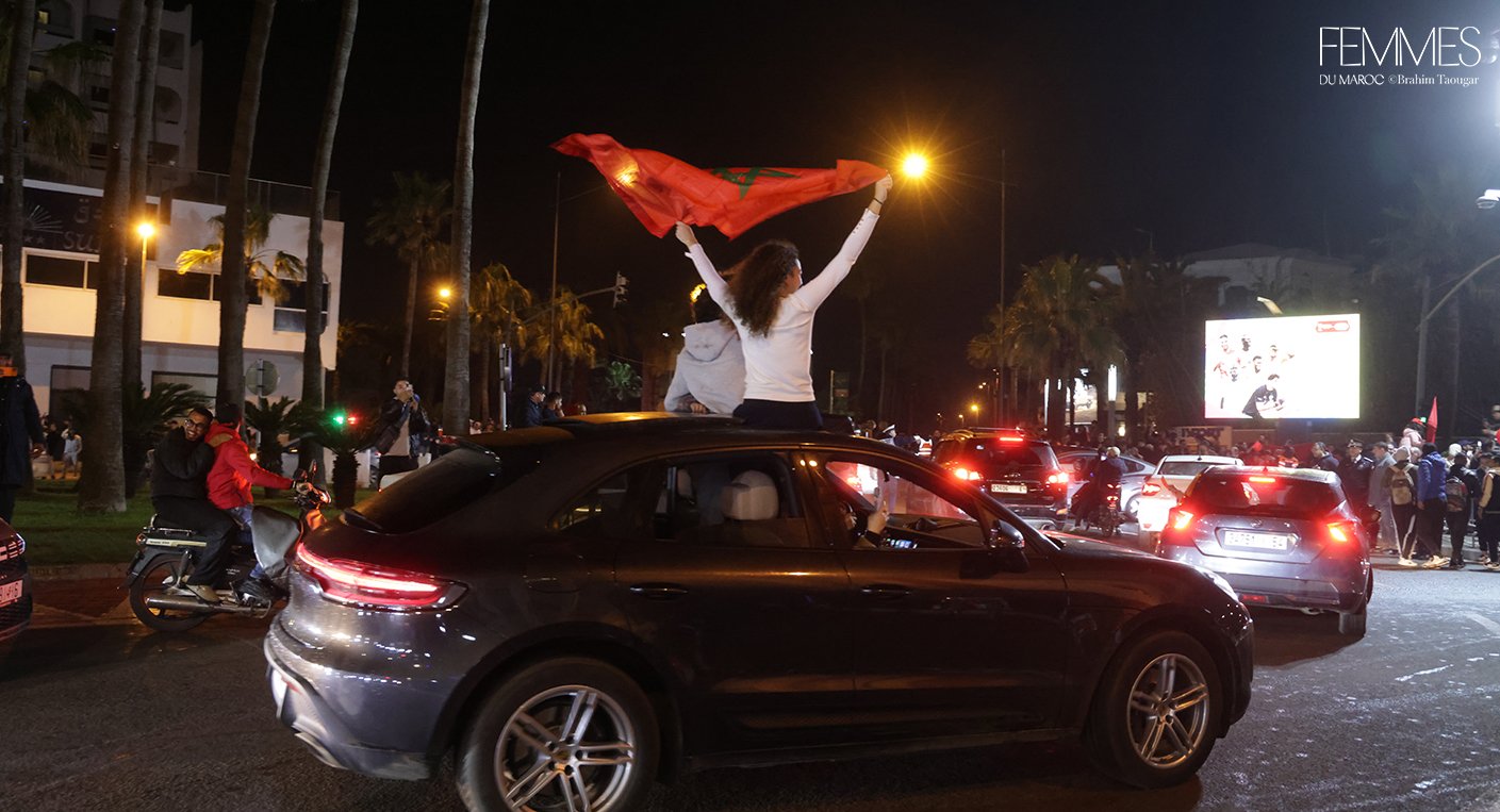 Foule marocaine en liesse célébrant la qualification des Lions de l'Atlas pour la finale de la CAN-2025, drapeaux et chants patriotiques.