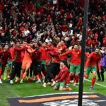 Les joueurs marocains célèbrent leur victoire en demi-finale de la CAN 2025 contre le Nigeria, avec Yassine Bounou en vedette.