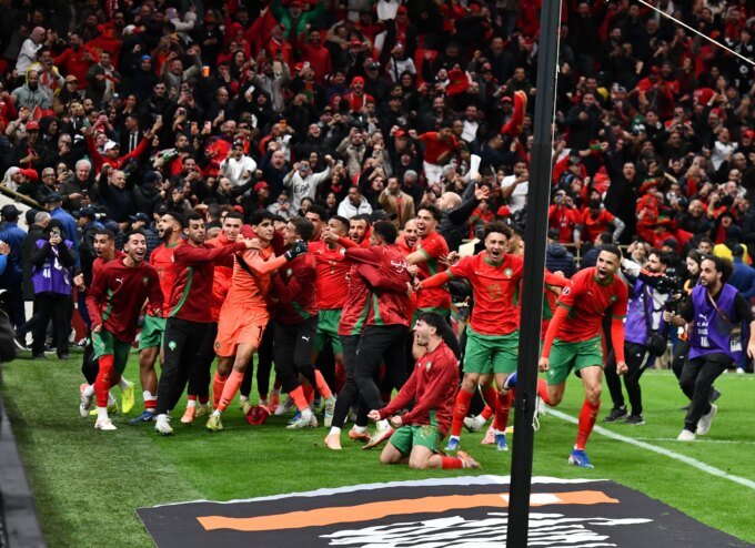Les joueurs marocains célèbrent leur victoire en demi-finale de la CAN 2025 contre le Nigeria, avec Yassine Bounou en vedette.