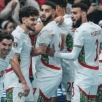 Les joueurs de l'équipe nationale marocaine de football, les Lions de l'Atlas, célèbrent leur qualification pour la finale de la CAN 2025 après une victoire épique.