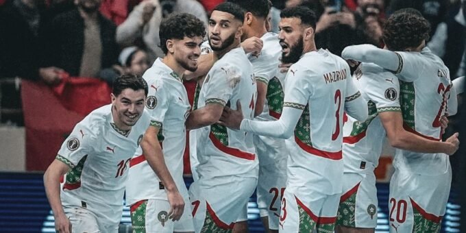 Les joueurs de l'équipe nationale marocaine de football, les Lions de l'Atlas, célèbrent leur qualification pour la finale de la CAN 2025 après une victoire épique.