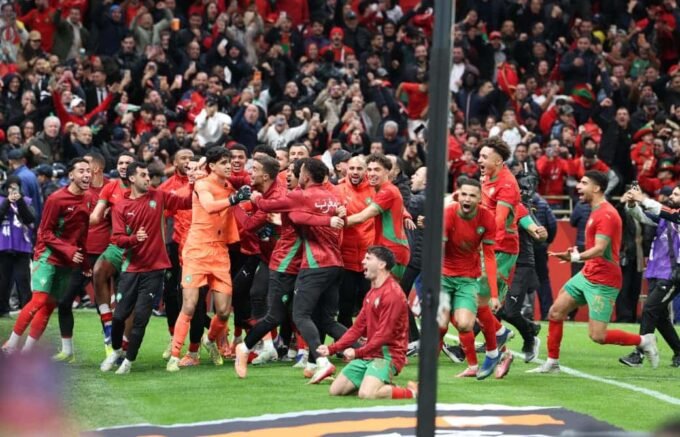 Yassine Bounou célébrant après un arrêt de penalty lors de la demi-finale de la CAN 2025 entre le Maroc et le Nigeria.