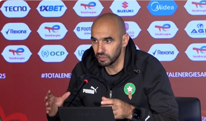 Walid Regragui, sélectionneur du Maroc, lors d'une conférence de presse avant la demi-finale de la CAN 2025 contre le Nigeria.